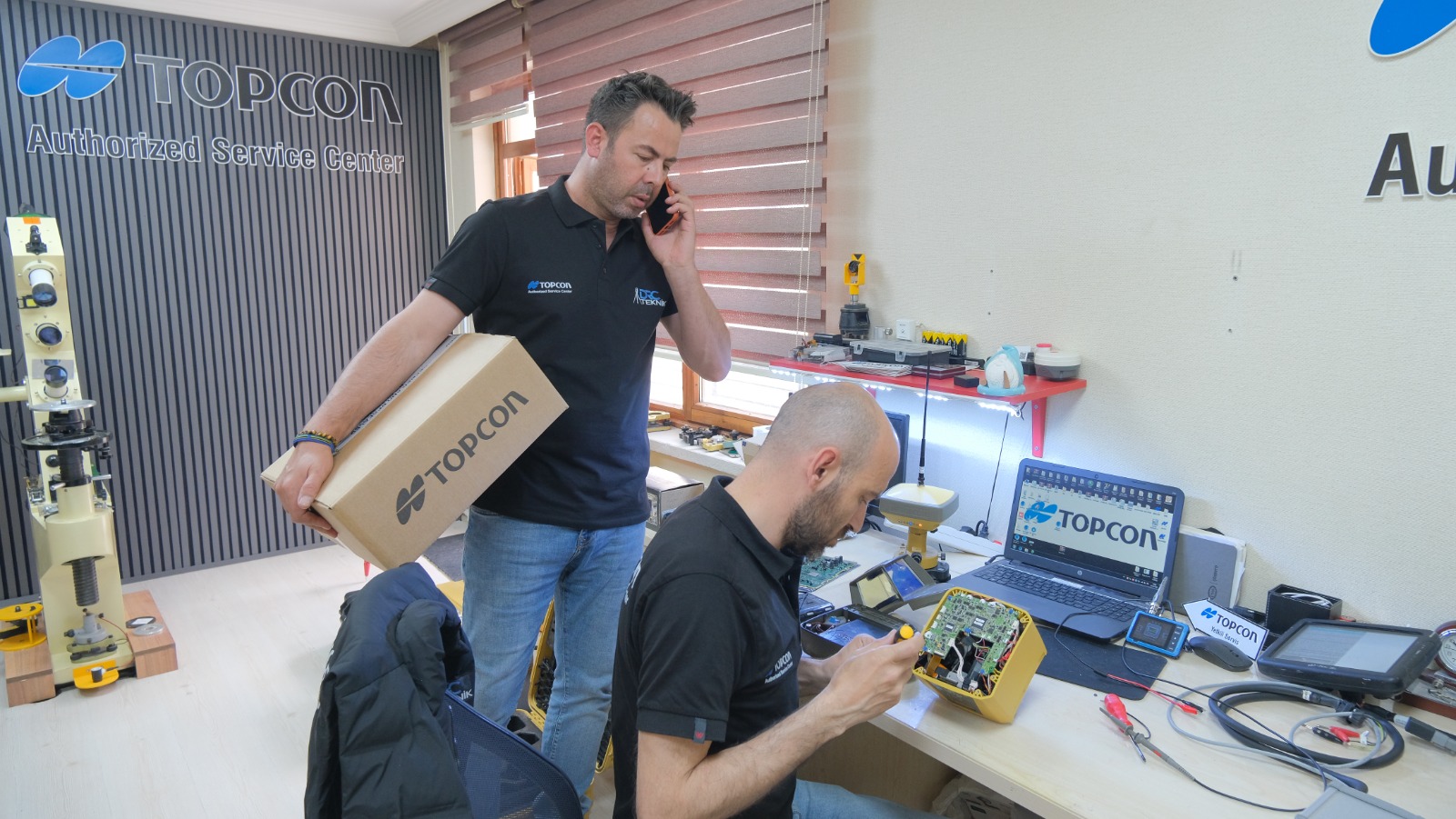 Topcon Authorized Service Center ekip fotoğrafı